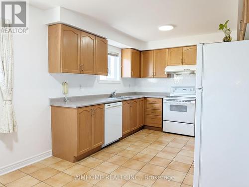 74 Sunway Square, Markham, ON - Indoor Photo Showing Kitchen