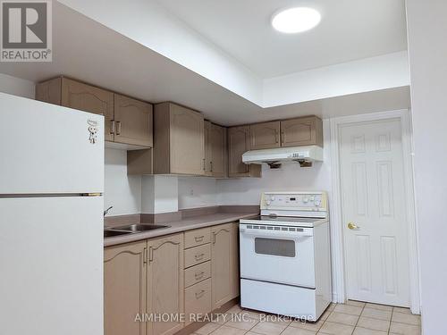 74 Sunway Square, Markham, ON - Indoor Photo Showing Kitchen With Double Sink