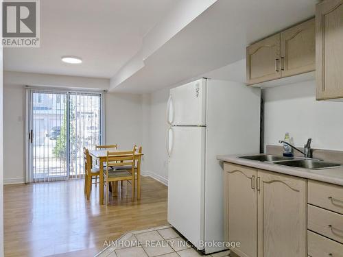 74 Sunway Square, Markham, ON - Indoor Photo Showing Kitchen With Double Sink