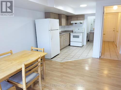 74 Sunway Square, Markham, ON - Indoor Photo Showing Kitchen