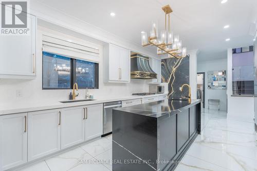 1540 Mississauga Road, Mississauga, ON - Indoor Photo Showing Kitchen With Upgraded Kitchen