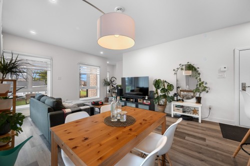 Salon - 101-965 Rue Brébeuf, Sainte-Catherine, QC - Indoor