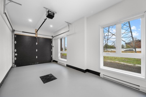 Garage - 101-965 Rue Brébeuf, Sainte-Catherine, QC - Indoor Photo Showing Garage