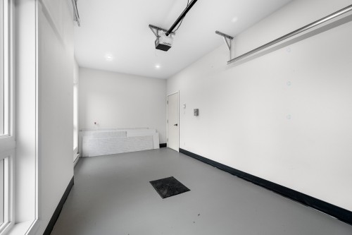 Garage - 101-965 Rue Brébeuf, Sainte-Catherine, QC - Indoor