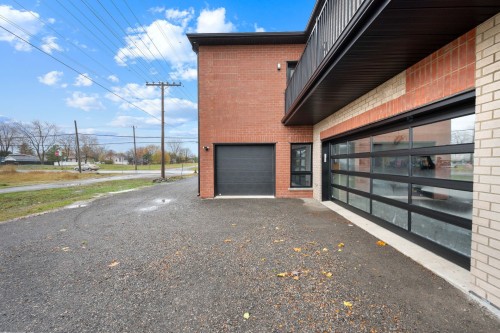 Garage - 101-965 Rue Brébeuf, Sainte-Catherine, QC - Outdoor