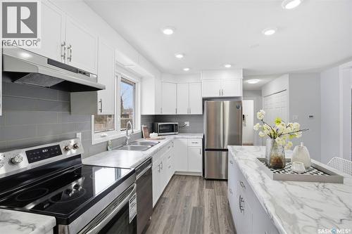 102 Dore Crescent, Saskatoon, SK - Indoor Photo Showing Kitchen With Double Sink With Upgraded Kitchen