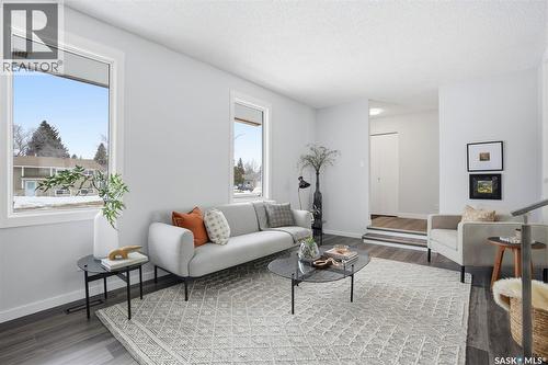 102 Dore Crescent, Saskatoon, SK - Indoor Photo Showing Living Room