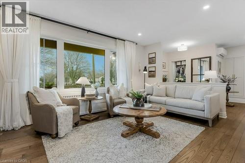 252 Shepherd Avenue, Cambridge, ON - Indoor Photo Showing Living Room