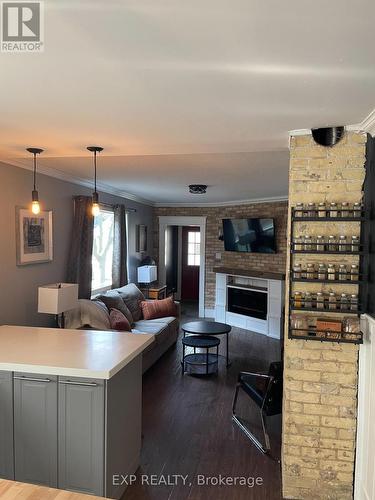 95 Langarth Street E, London South (South B), ON - Indoor Photo Showing Living Room With Fireplace