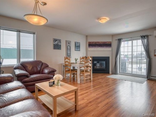 Salon - 102-2964 Rue Montcalm, Vaudreuil-Dorion, QC - Indoor Photo Showing Living Room With Fireplace