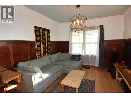 3875 Second Avenue, Smithers, BC - Indoor Photo Showing Living Room