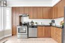 142 Hall Street, Richmond Hill, ON  - Indoor Photo Showing Kitchen 