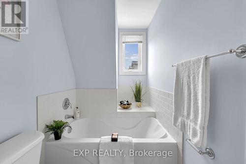 142 Hall Street, Richmond Hill, ON - Indoor Photo Showing Bathroom