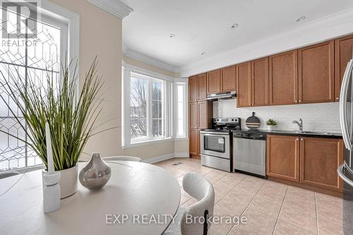 142 Hall Street, Richmond Hill, ON - Indoor Photo Showing Kitchen