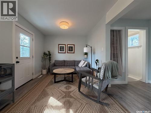 442 Front Street W, Eastend, SK - Indoor Photo Showing Living Room