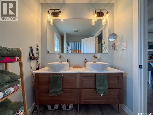 442 Front Street W, Eastend, SK - Indoor Photo Showing Bathroom