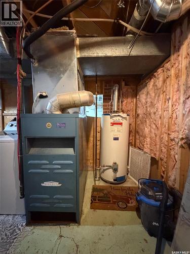 442 Front Street W, Eastend, SK - Indoor Photo Showing Basement