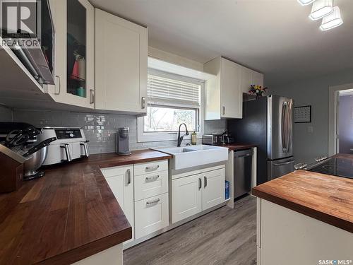 442 Front Street W, Eastend, SK - Indoor Photo Showing Kitchen With Double Sink
