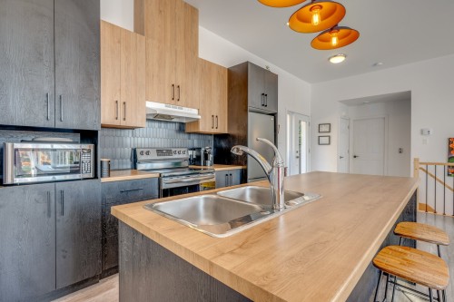 Cuisine - 6973 Rue Champlain, Wentworth-Nord, QC - Indoor Photo Showing Kitchen With Double Sink