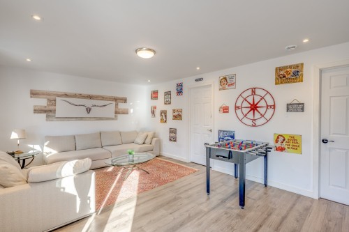 Salon - 6973 Rue Champlain, Wentworth-Nord, QC - Indoor Photo Showing Other Room