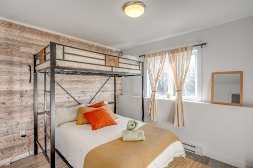 Chambre à coucher - 6973 Rue Champlain, Wentworth-Nord, QC - Indoor Photo Showing Bedroom