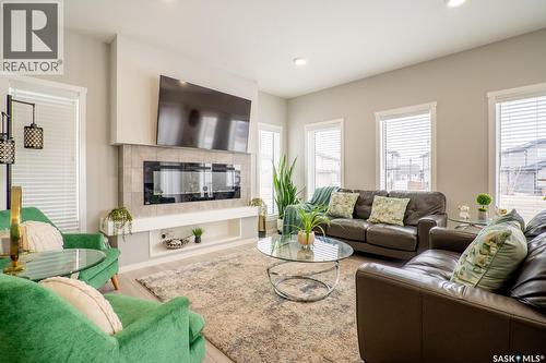 5144 Green Crescent E, Regina, SK - Indoor Photo Showing Living Room