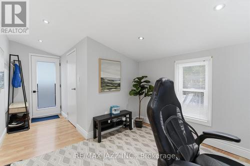 Versatile home office with 2-pc bathroom - 148 Conant Street, Oshawa (Lakeview), ON - Indoor