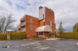 304-700 Boul. De Montarville  Boucherville, QC J4B 1Z5