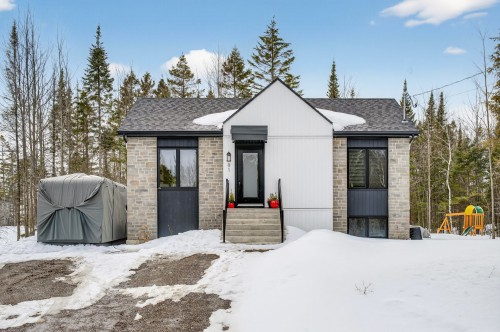 81 Rue du Hameau  Saint-Hippolyte, QC J8A 0M8