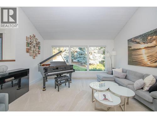 702 Cypress Drive, Coldstream, BC - Indoor Photo Showing Living Room