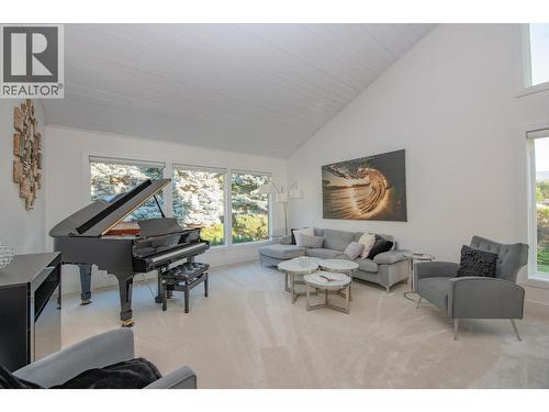 702 Cypress Drive, Coldstream, BC - Indoor Photo Showing Living Room