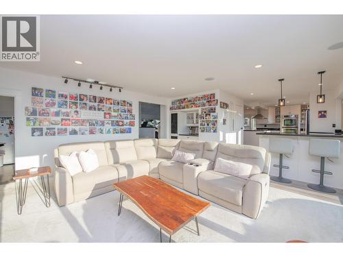 702 Cypress Drive, Coldstream, BC - Indoor Photo Showing Living Room