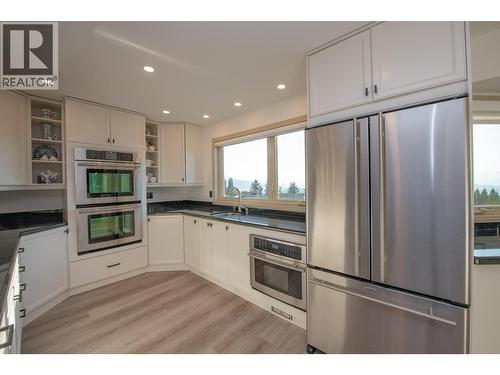 Double oven - 702 Cypress Drive, Coldstream, BC - Indoor Photo Showing Kitchen