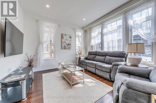 206 Brigadoon Drive, Hamilton, ON - Indoor Photo Showing Living Room