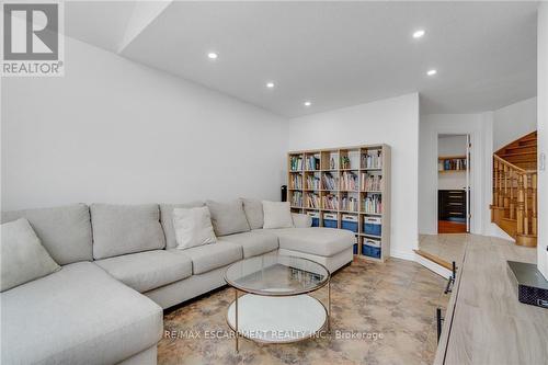 191 Hawkswood Trail, Hamilton, ON - Indoor Photo Showing Living Room