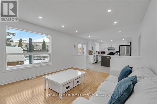 191 Hawkswood Trail, Hamilton, ON - Indoor Photo Showing Living Room