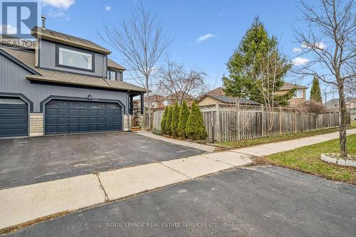 Park 5 cars - 1888 Stevington Crescent, Mississauga, ON - Outdoor
