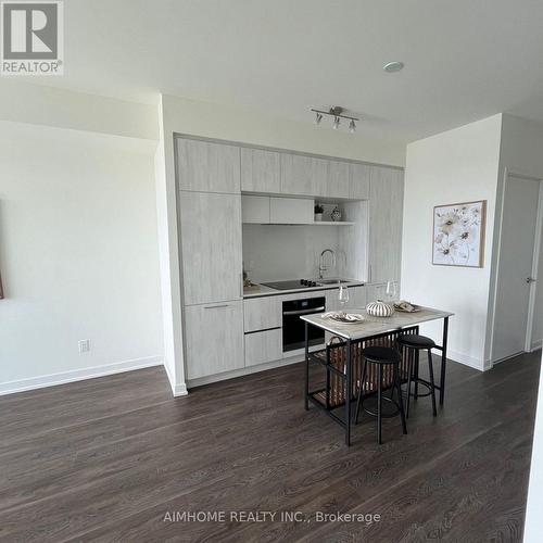 621 - 2 David Eyer Road, Richmond Hill, ON - Indoor