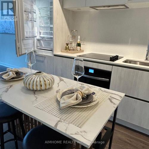 621 - 2 David Eyer Road, Richmond Hill, ON - Indoor Photo Showing Kitchen