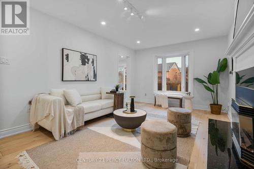 5393 Glen Erin Drive, Mississauga, ON - Indoor Photo Showing Living Room