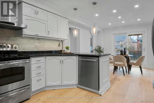 5393 Glen Erin Drive, Mississauga, ON - Indoor Photo Showing Kitchen With Upgraded Kitchen