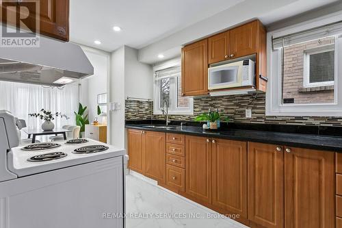 4291 Beacon Lane, Mississauga, ON - Indoor Photo Showing Kitchen With Double Sink