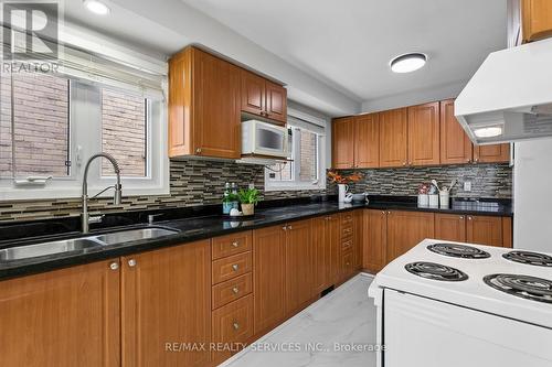 4291 Beacon Lane, Mississauga, ON - Indoor Photo Showing Kitchen With Double Sink