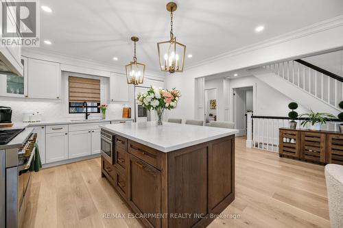 1390 Halifax Place, Burlington, ON - Indoor Photo Showing Kitchen With Upgraded Kitchen
