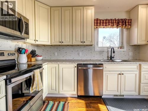 304 2Nd Avenue E, Biggar, SK - Indoor Photo Showing Kitchen With Stainless Steel Kitchen