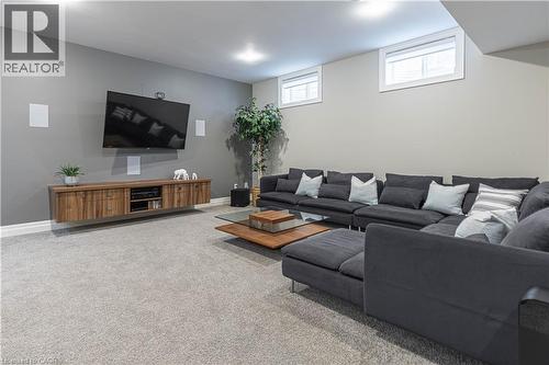 Carpeted living room featuring baseboards - 2719 Torrey Pines Way, London, ON - Indoor