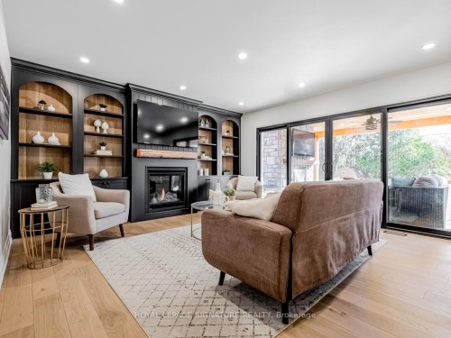5502 Eaton Avenue, Burlington, ON - Indoor Photo Showing Living Room With Fireplace