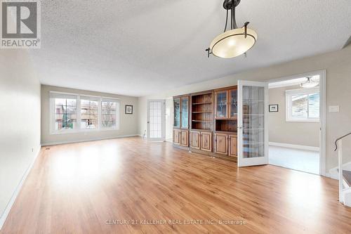 6251 Atherly Crescent, Mississauga, ON - Indoor Photo Showing Living Room