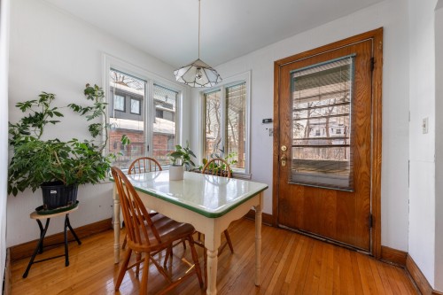 Coin-repas - 145 Av. De Stanley, Saint-Lambert, QC - Indoor