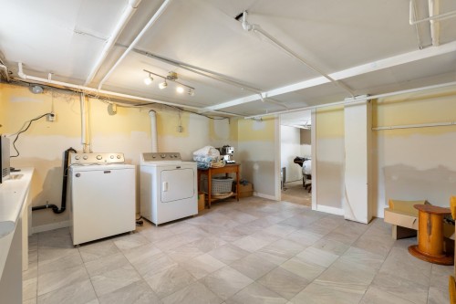 Salle de lavage - 145 Av. De Stanley, Saint-Lambert, QC - Indoor Photo Showing Laundry Room